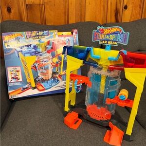 Hot wheels Stunt & Splash Car Wash Playset - Multicolor